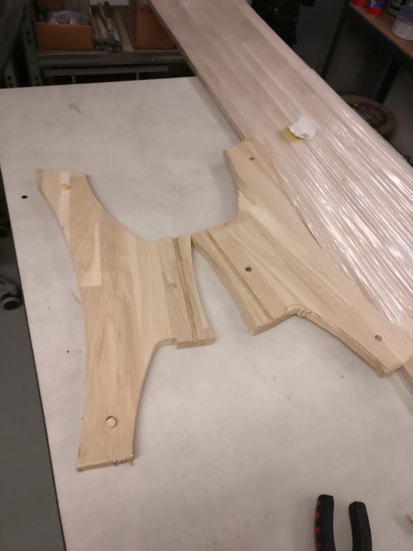 Benen fräste jag i CNC-fräsen i två 18 mm tjocka halvor och limmade ihop. Som ni ser har jag fräst ett vertikalt spår i varje halva så att när man limmar ihop bitarna bildas en kanal för gängstången.
Detta fungerade bra men på senare bord jag byggt så har jag skippat detta och borrat hålet för hand med borrmaskin istället vilket går lika bra.
