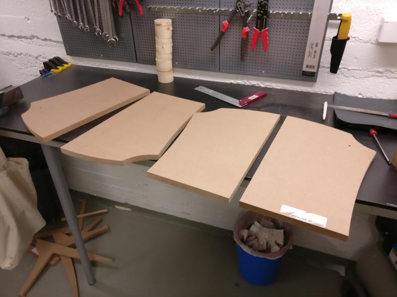 Bordsskivorna till detta bord är allt för stora för att fräsa med min lilla CNC-fräs. Därför tillverkade jag istället en segmenterad mall i MDF som jag sedan kunde skruva ihop.