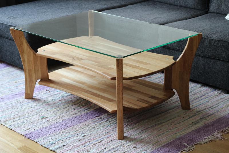 Detta soffbord designade och byggde jag våren 2017. Tanken med designen var att utnyttja möjligheterna med CNC-fräsning och göra former som annars är svåra att få till med manuella verktyg.
Skivan är i 8 mm härdat glas, de undre skivorna är i 18 mm ek och benen är i 36 mm ek. Delarna sammanfogas med genomgående M6 gängstång.
