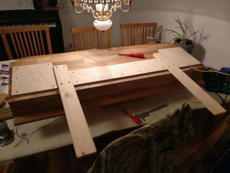 Kabelkanalerna täcktes därefter med en tunn plywood.
Två längre brädor skruvades också fast på baksidan som sedan kunde användas för att skruva ihop denna påbyggnaden med den befintliga sänggaveln.
