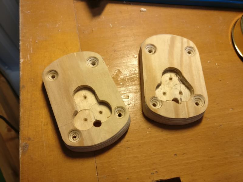 Jag formade till adaptrar i plywood för att kunna montera lamporna.
Adaptern skruvade i bakstycket och lampan i adaptern.
