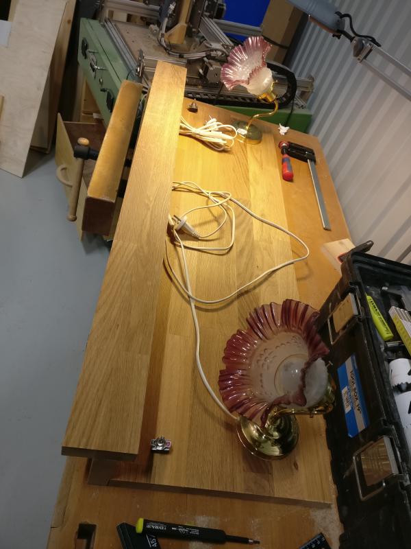 Detta projekt byggde jag utan så värst mycket planerande på förhand. Jag hade bara huvudmåtten, bredden mellan lamporna och höjden över sängen.
Därefter sågade jag till formen på materialet och konstruerade/designade efterhand som jag byggde.

