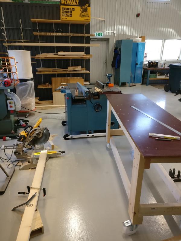 Ett utmatningsbord till bordssågen är väldigt användbart för att fånga materialet när man klyver så det inte tippar upp av sin egenvikt.
Detta utmatningsbord byggde jag av 45x145 och 45x95 reglar. Jag gjorde det medvetet väldigt robust för att också kunna använda bordet som en vanlig arbetsbänk om jag skulle behöva.
Höjden på utmatningsbordet är ca 2 mm lägre än bordssågen.
Planerar att även sätta en skiva på de undre längsgående reglarna för att kunna ha extra förvaring där.

