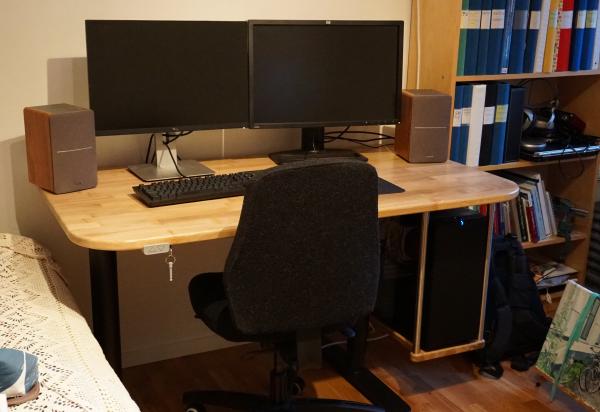 Skrivbord med datorhylla
